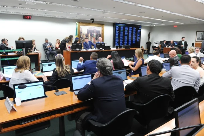 Câmara aprova projeto que limita decisões monocráticas no STF e envia proposta ao Senado em meio a embate entre Poderes
