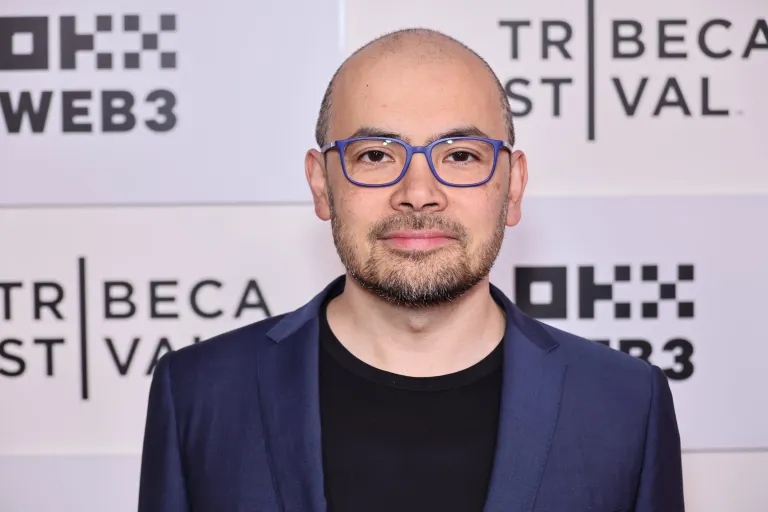 Demis Hassabis lidera a IA do Google entre a ciência e o mercado. Saiba como o fundador da DeepMind molda o futuro da tecnologia e do Gemini.