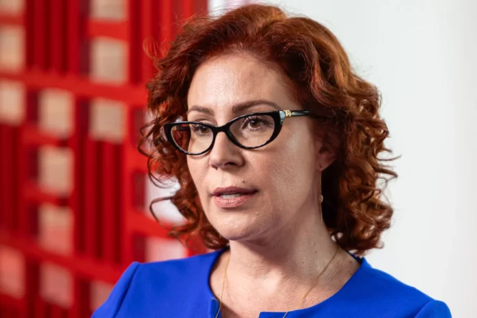 Deputada Carla Zambelli renuncia ao mandato após ordem do STF. Hugo Motta convoca Adilson Barroso para assumir vaga na Câmara.