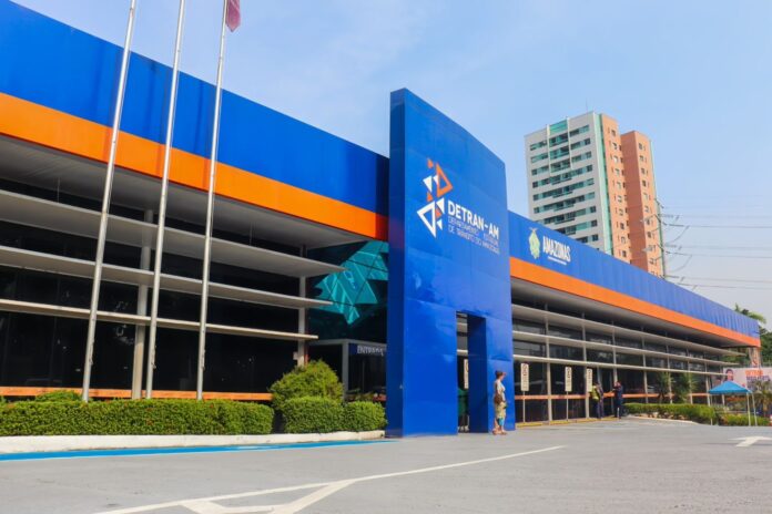 O Detran-AM suspendeu serviços de habilitação nesta terça (16) para adequação à CNH do Brasil. Sistema retorna dia 25