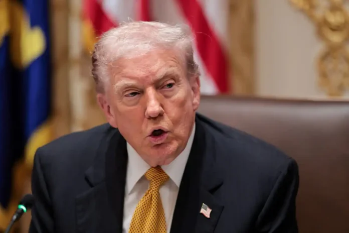 EUA suspendem pedidos de imigração de 19 países considerados de alto risco. Green cards e naturalizações ficam congelados.