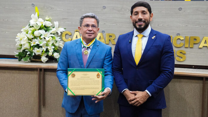 Vice-governador Tadeu de Souza recebe a Medalha de Ouro da Cidade de Manaus em reconhecimento à sua trajetória no serviço público.