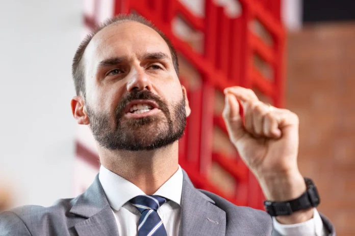 Eduardo Bolsonaro critica cancelamento de passaporte diplomático e sugere ordem secreta do STF. Entenda o caso, a cassação e a tese de apátrida.