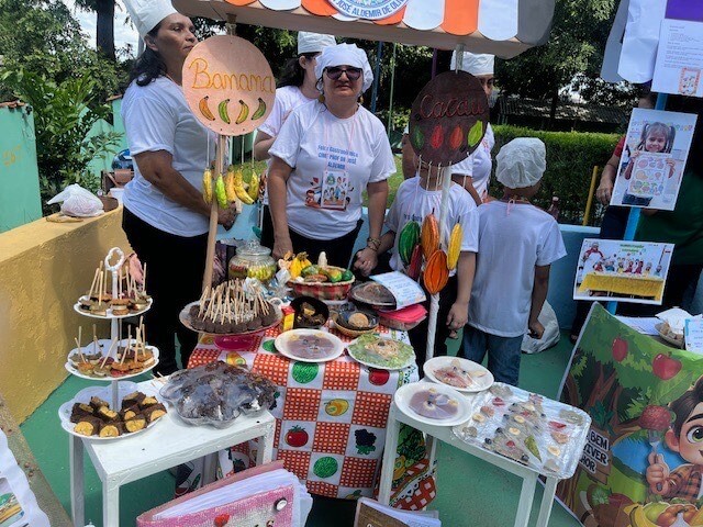 Prefeitura de Manaus realiza feira gastronômica no Parque da Criança para incentivar hábitos alimentares saudáveis na Educação Infantil.