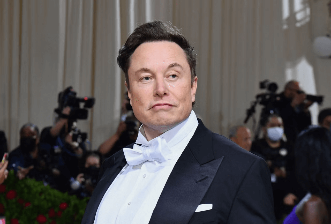 Elon Musk torna-se a primeira pessoa a superar US$ 600 bilhões em patrimônio. Entenda o impacto da SpaceX e os planos de IPO na fortuna do bilionário.