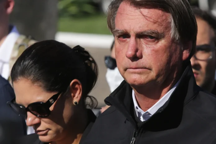 Defesa agenda cirurgia de Bolsonaro para o Natal. Com recuperação de 7 dias, ex-presidente pode passar festas no hospital caso Moraes autorize.