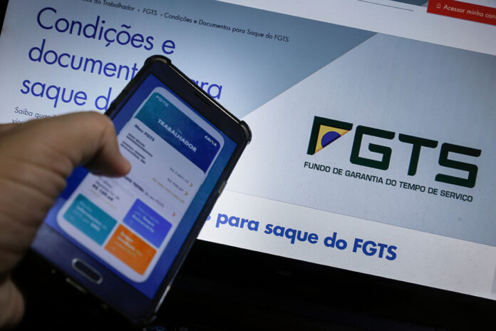 Caixa inicia pagamento do saque-aniversário do FGTS retido nesta segunda (29). Veja calendário, valores de até R$ 1.800 e quem tem direito ao benefício.