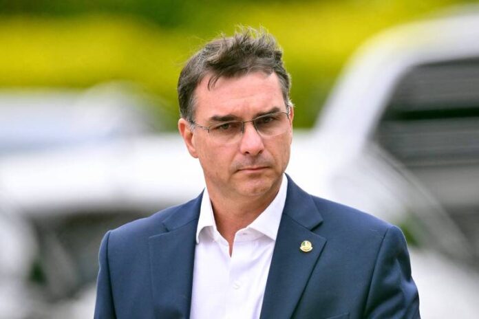 Flavio Bolsonaro avalia desistir da corrida presidencial em troca de apoio à anistia de condenados por tentativa de golpe e pressiona Congresso pela pauta.