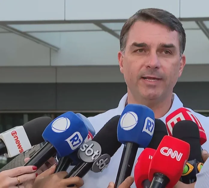 Em carta, Bolsonaro indica Flávio Bolsonaro como pré-candidato à presidência em 2026.