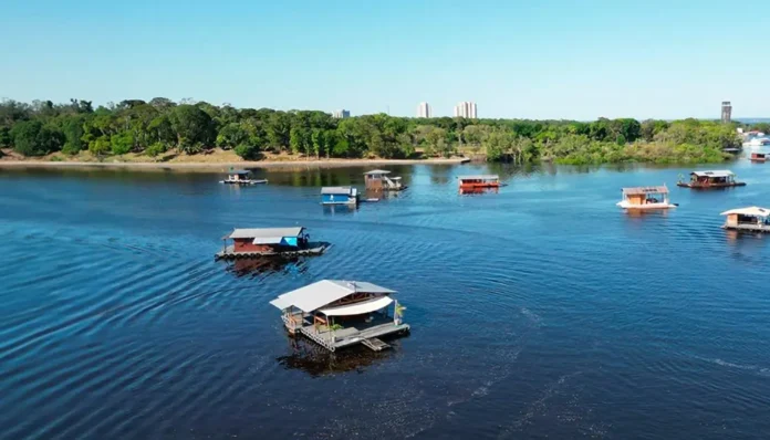 Justiça rejeita cronograma e determina que a retirada dos flutuantes do Tarumã comece até maio de 2026, sob pena de multa diária de R$ 50 mil.