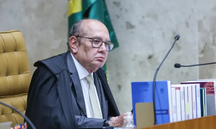 Gilmar Mendes mantém restrições ao impeachment STF e nega pedido da AGU. Apenas a PGR segue apta a denunciar ministros por crime de responsabilidade.