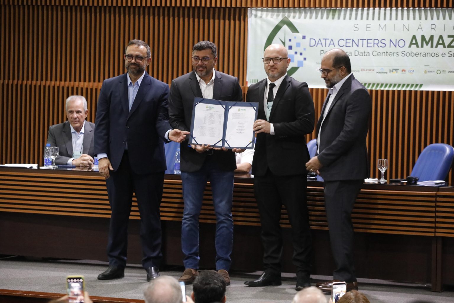 Wilson Lima assina acordo para criar polo de data centers no Amazonas. Projeto une soberania digital e energia sustentável para atrair investimentos.