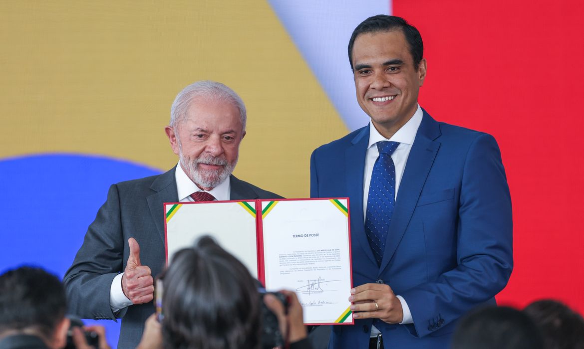 Gustavo Feliciano toma posse no Ministério do Turismo defendendo acesso do povo ao lazer e selando reaproximação política entre Governo Lula e União Brasil.