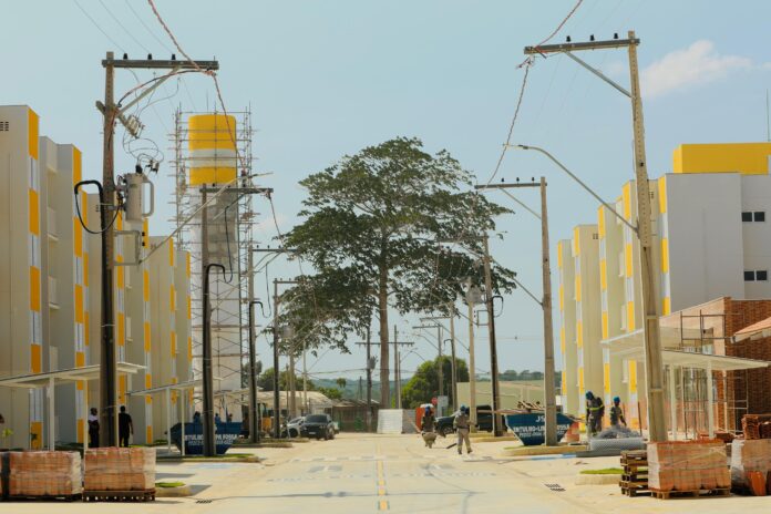 Prefeito vistoria obra no Parque das Tribos e anuncia entrega de 576 moradias semimobiliadas com documentação completa.