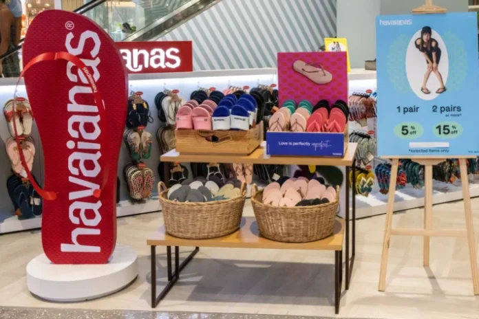 Entenda como a campanha da Havaianas com Fernanda Torres impactou as ações da Alpargatas. Veja a análise de mercado sobre o boicote e a recuperação na B3.