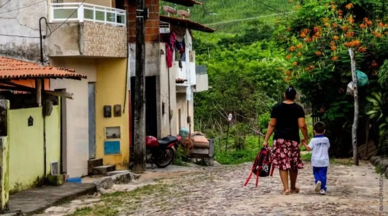 IBGE mostra que o Brasil atingiu em 2024 os menores índices de pobreza e extrema pobreza desde 2012.