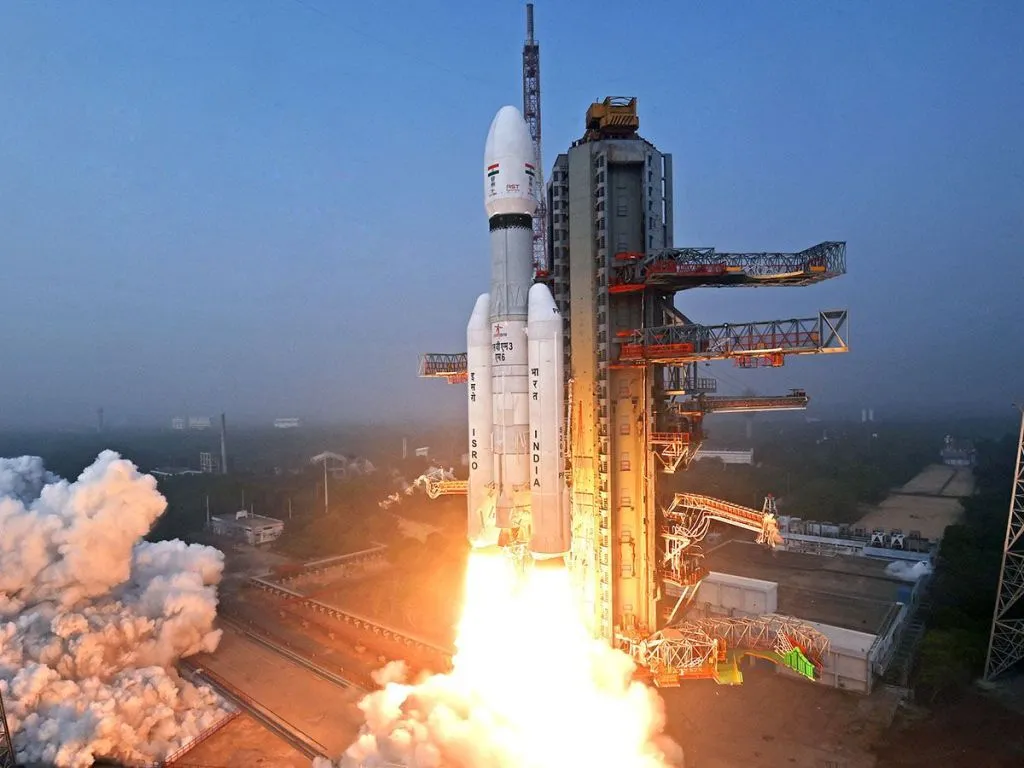 A Índia lançou o Satélite Bluebird de 6 toneladas com tecnologia nacional. Saiba como o equipamento vai revolucionar a banda larga móvel global.