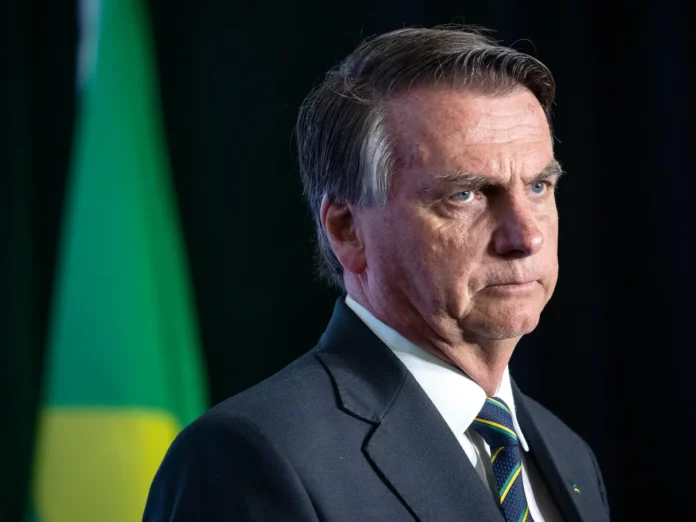 Bolsonaro passa por terceiro procedimento para tratar soluços persistentes no DF Star; novo bloqueio do nervo frênico foi realizado nesta terça-feira.