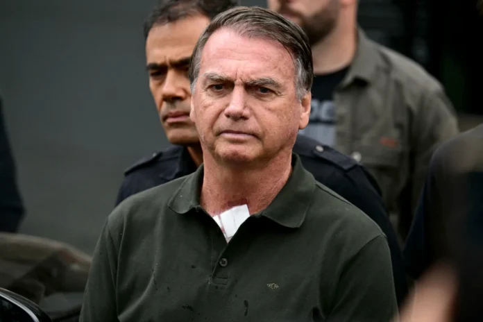 Moraes solicita perícia oficial em 15 dias para avaliar saúde de Jair Bolsonaro. Defesa pede transferência para hospital e alega urgência cirúrgica.