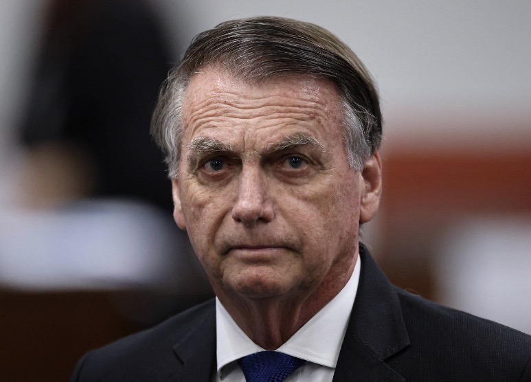 STF libera a cirurgia de Bolsonaro no Natal para tratar hérnia. Moraes nega visita de filhos e determina segurança rígida da PF no hospital.