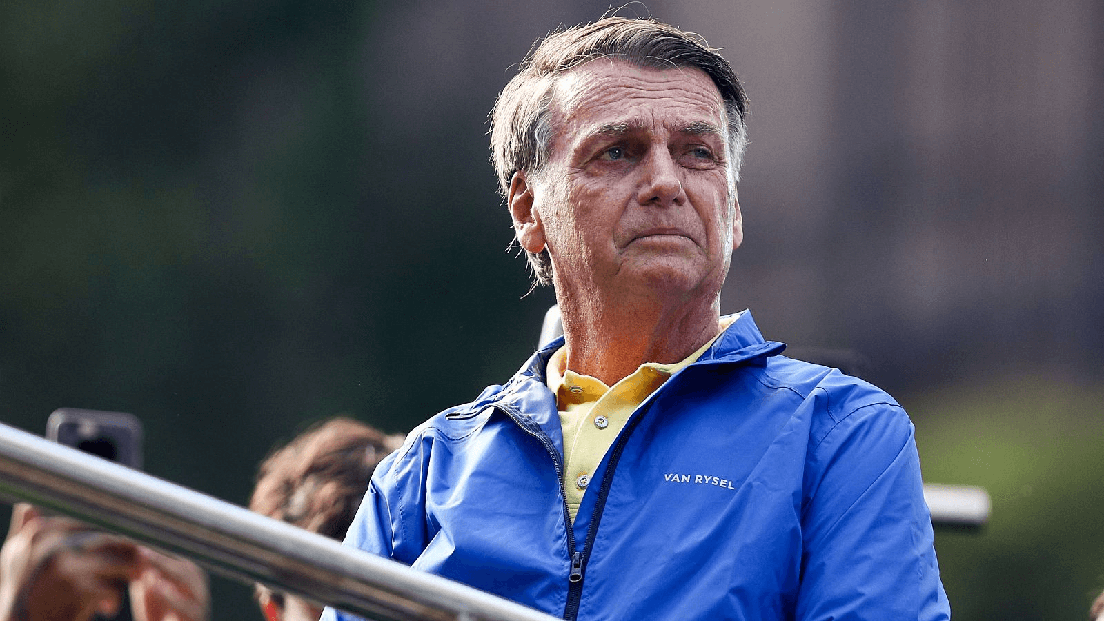 Laudo da PF confirma que cirurgia de Bolsonaro é urgente devido a hérnia, insônia e soluços. Ex-presidente cumpre pena em Brasília.