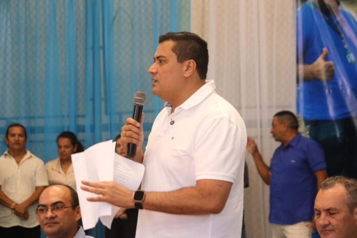 Pavimentação em Autazes recebe mais de R$ 15 milhões, mas prefeitura não esclarece ruas, prazos ou critérios técnicos, gerando preocupação com transparência.