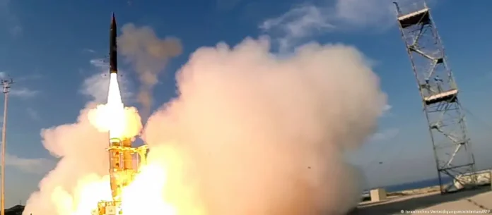 Alemanha ativa o Arrow 3, avançado sistema antimísseis capaz de interceptar ameaças de longo alcance e reforçar a defesa europeia.