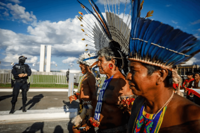 Senado aprova PEC do Marco Temporal com 52 votos a favor. Indígenas foram barrados na sessão. Texto fixa data de 1988 para demarcações.