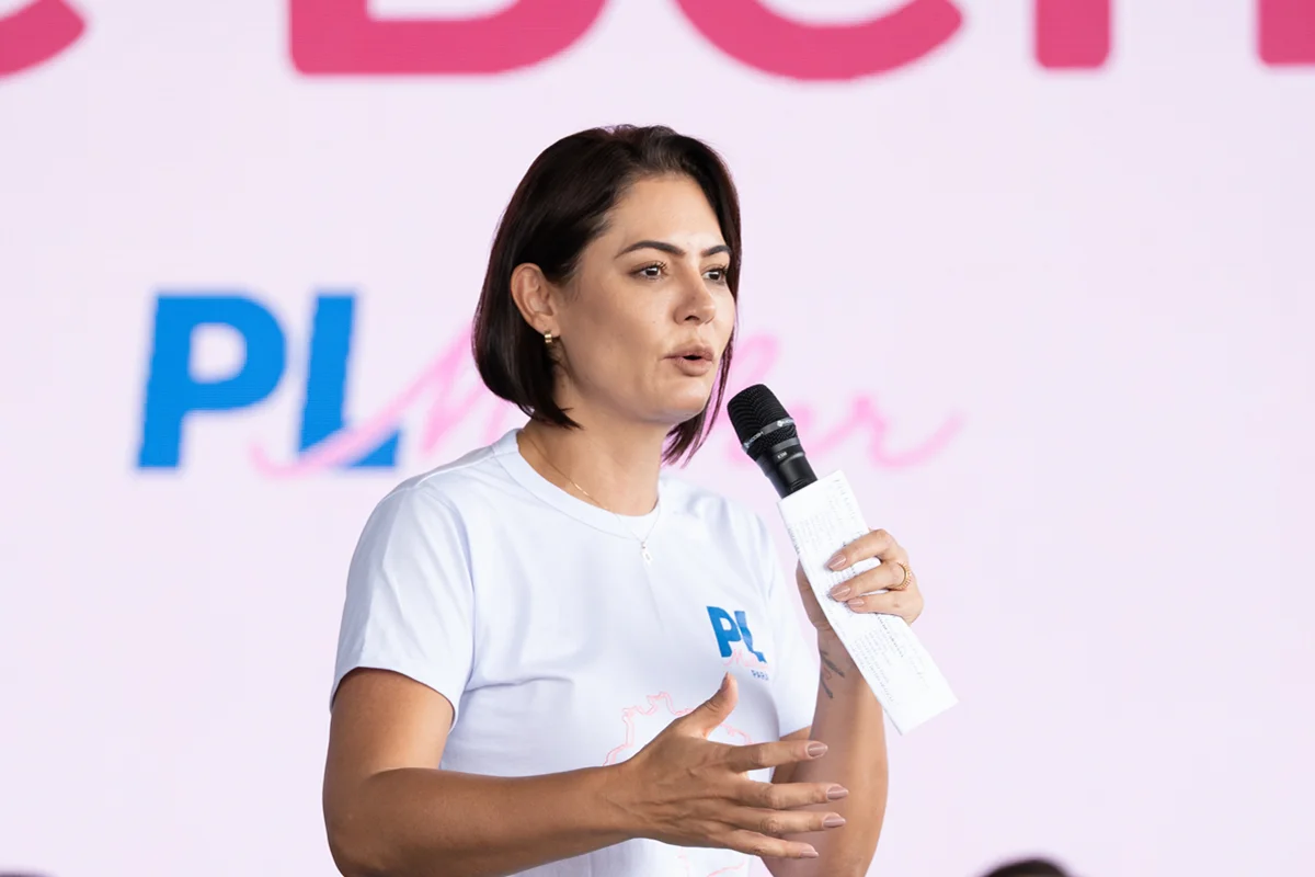 Saiba como Michelle Bolsonaro se tornou líder da direita, os conflitos no PL e o que as pesquisas indicam para seu futuro político em 2026.