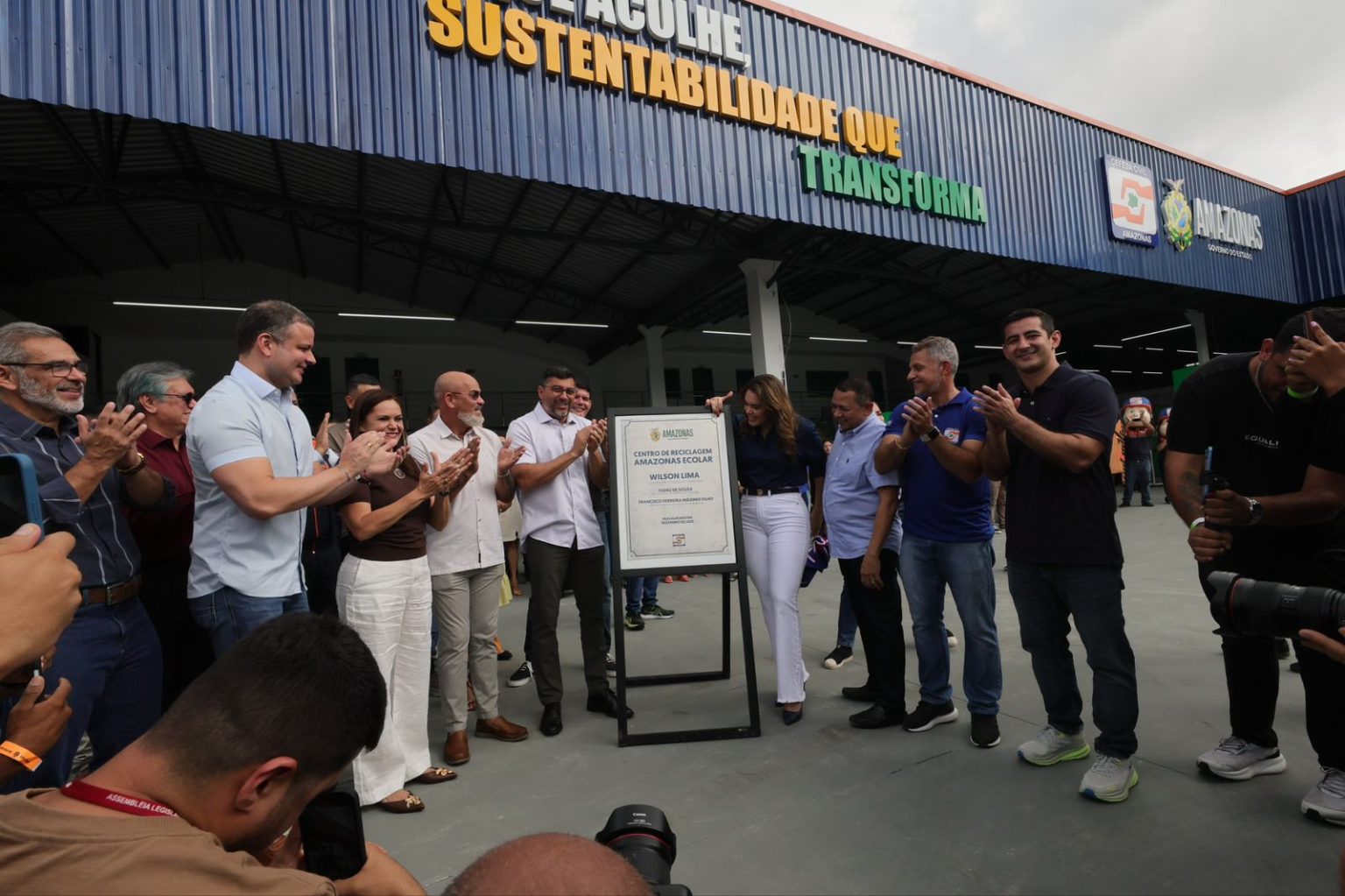 Governo do Amazonas inaugura projeto de casas sustentáveis feitas de plástico reciclado. Iniciativa une habitação e renda para catadores.