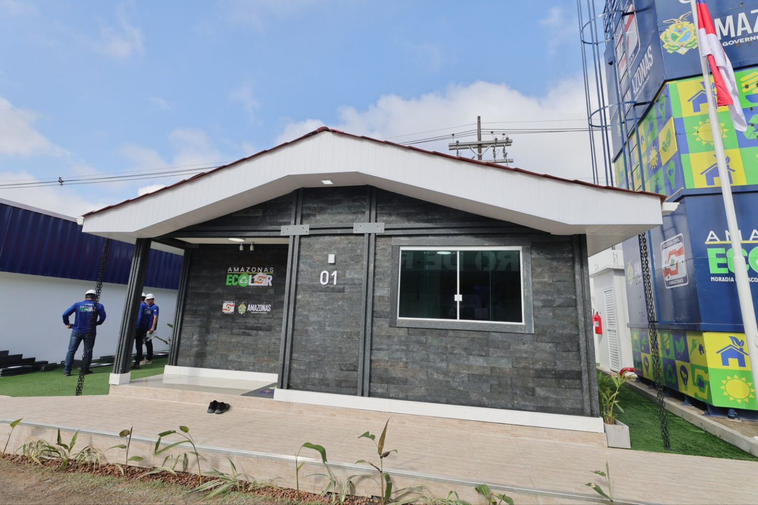 : Governo do Amazonas inaugura projeto de casas sustentáveis feitas de plástico reciclado. Iniciativa une habitação e renda para catadores.