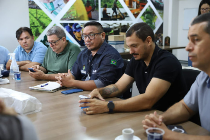 Governo do Amazonas reúne órgãos para enfrentar a mosca-da-carambola. Saiba mais sobre as medidas de controle, quarentena e riscos para a agricultura.