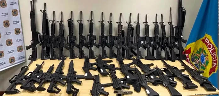 Armas de guerra abastecem o crime no Brasil. Estudo revela aumento das apreensões e origem internacional de fuzis e metralhadoras.
