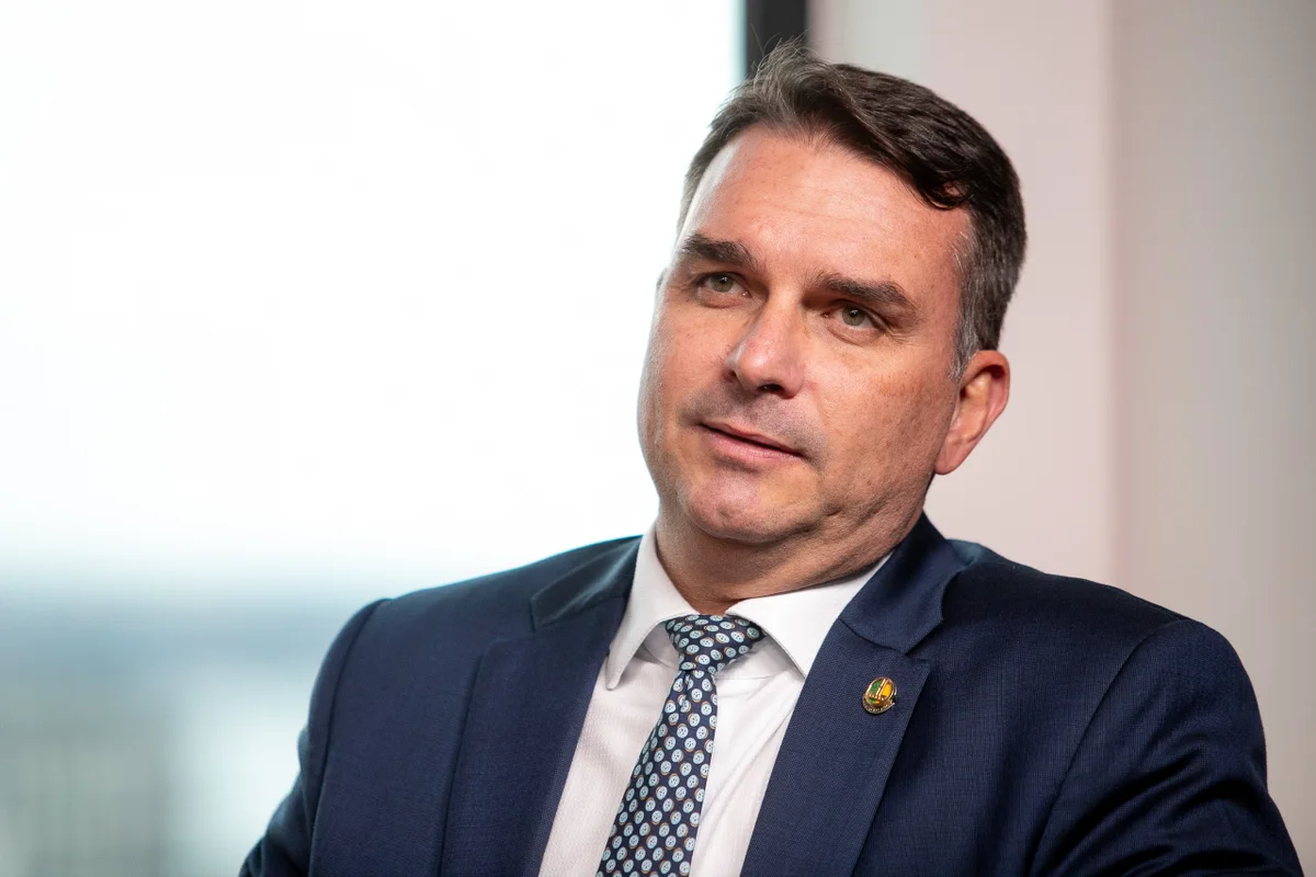 Flávio Bolsonaro 2026: Senador confirma escolha do pai para o Planalto. Decisão ocorre em meio a crise entre filhos e Michelle Bolsonaro sobre apoio a Ciro.