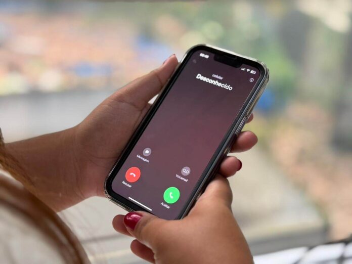 Polícia Civil do Amazonas alerta para o golpe da ligação muda, usado para clonar voz de vítimas e aplicar fraudes.