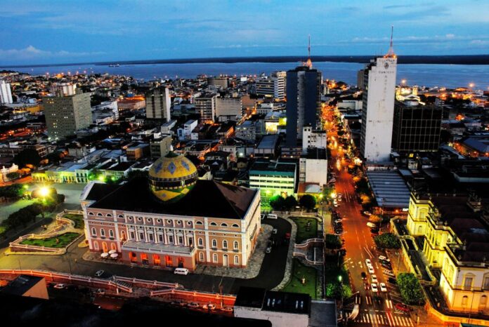 Com R$ 127,6 bilhões, o PIB de Manaus mantém a 6ª posição nacional em 2023. Confira o ranking completo e o desempenho econômico do Amazonas.