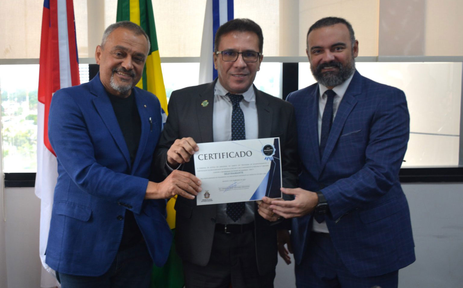 A UEA recebeu o Selo Diamante do TJAM em 2025. A honraria reconhece a excelência na gestão de precatórios e o compromisso com a transparência pública.