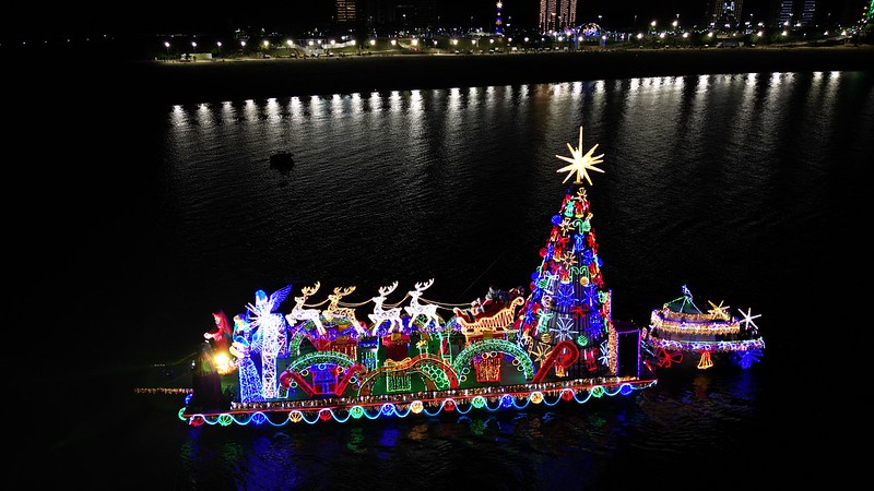 Prefeitura de Manaus inicia o projeto Natal nas Águas com entrega de cestas e brindes a comunidades ribeirinhas do rio Amazonas.