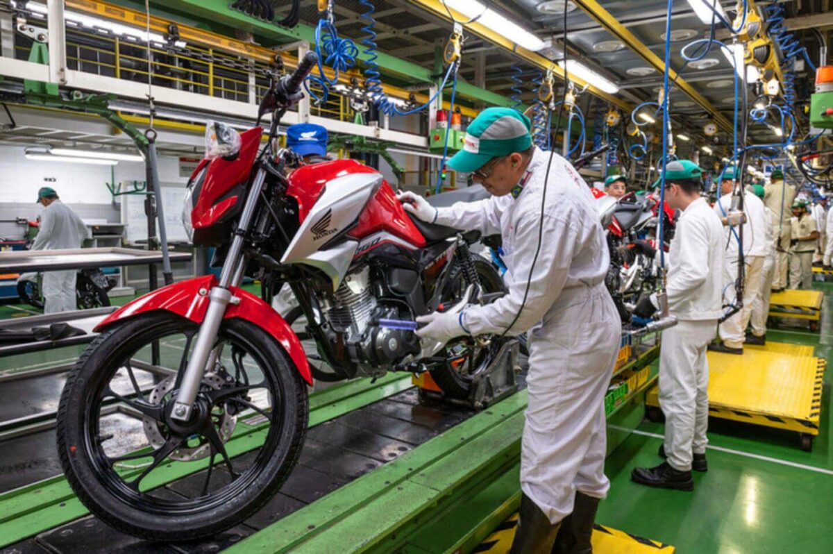 A produção de motos em Manaus cresceu 13,4% em novembro. Setor supera total de 2024 e atinge melhor marca em 14 anos, segundo a Abraciclo.
