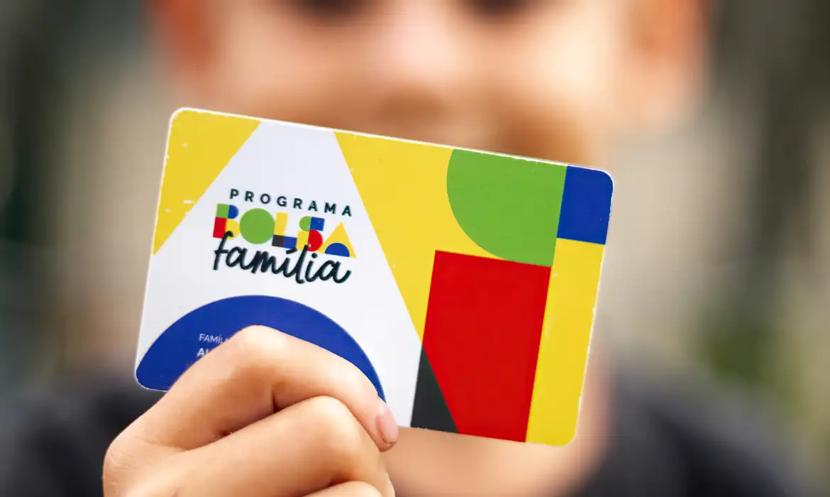 O Bolsa Família de dezembro foi antecipado. Caixa paga hoje (17) a beneficiários com NIS final 6. Confira calendário, valores e regra de proteção.