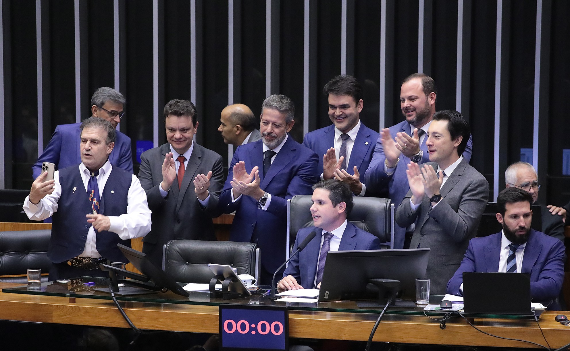 A Câmara concluiu a votação da Reforma Tributária. Texto define gestão do IBS, isenção de remédios e segue para sanção.