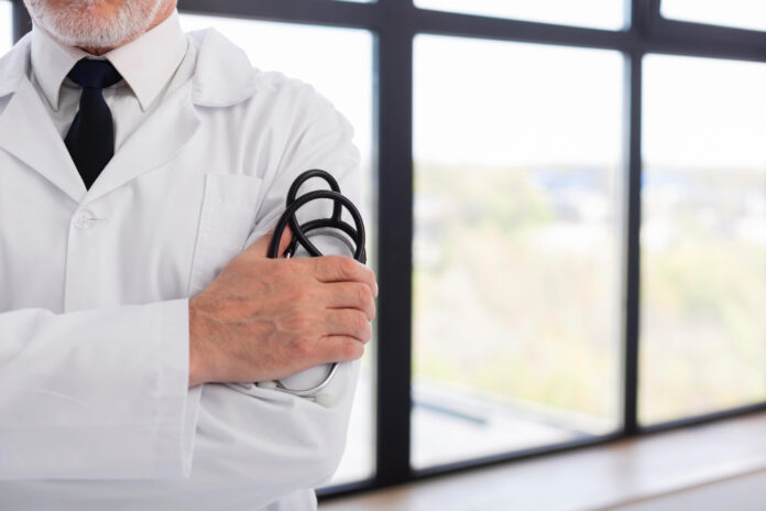 Decisão federal suspende a Residência Médica AM após envelopes abrirem. Juiz questiona segurança e rejeita justificativa de 