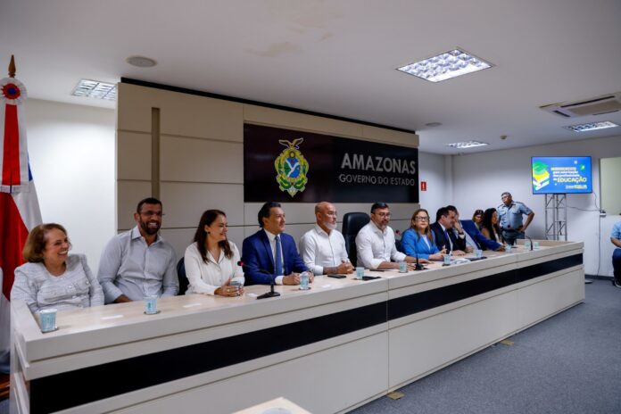 Amazonas inicia pagamento da segunda parcela do 13º e movimenta R$ 1,4 bilhão com abono Fundeb e antecipação salarial.