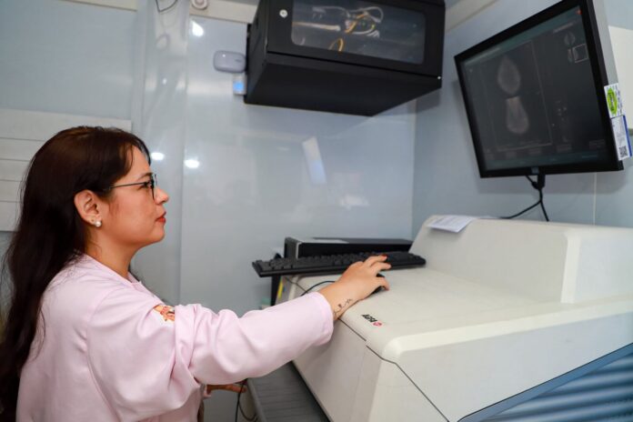 Unidades móveis da Semsa iniciam atendimento em novos pontos de Manaus com serviços voltados à saúde da mulher.