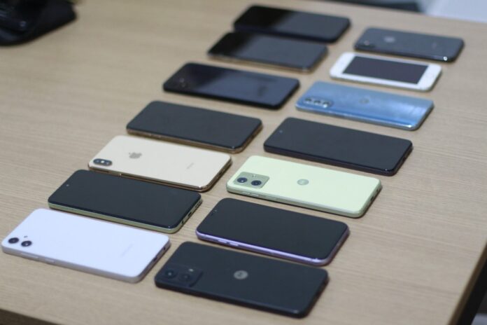 Mais de 800 celulares aguardam donos no RecuperaFone. Consulte a lista da SSP-AM e saiba onde e como retirar seu aparelho recuperado em Manaus.