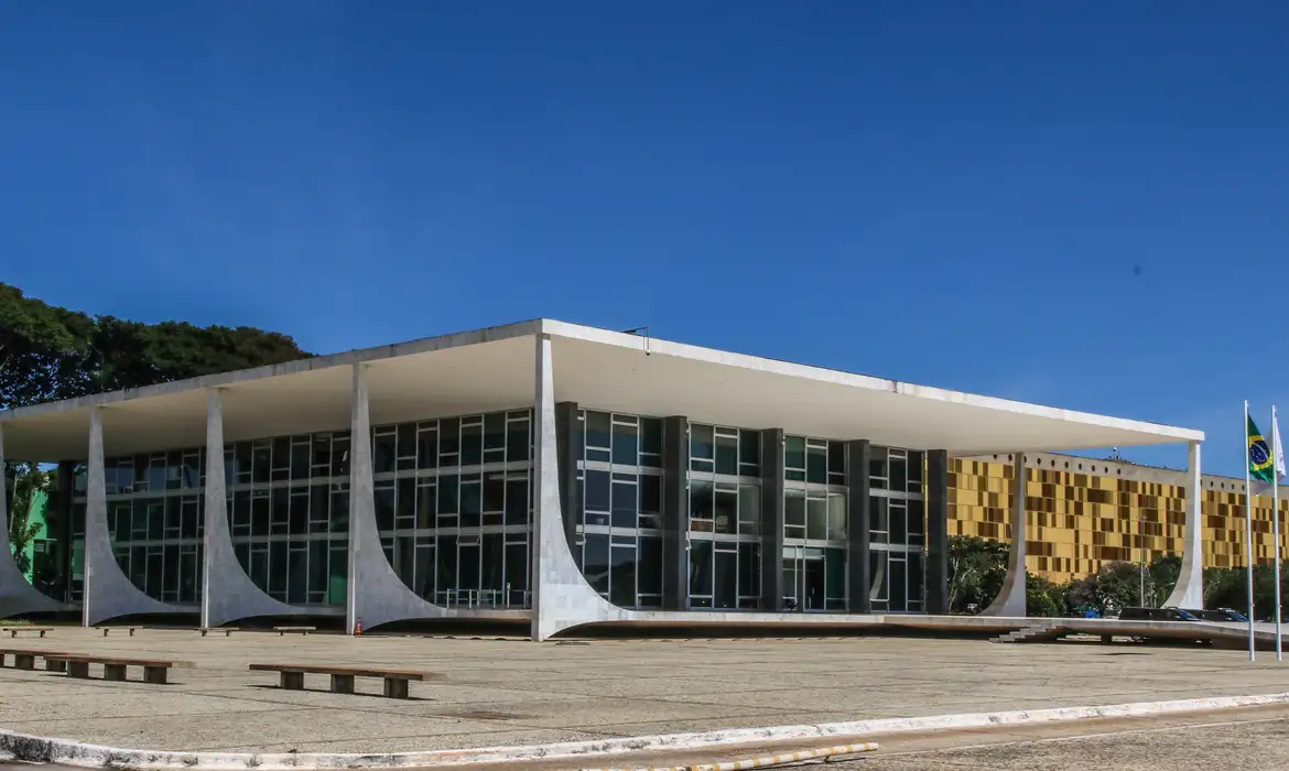 Acompanhe o julgamento da trama golpista no STF hoje. Primeira Turma decide futuro de seis réus, incluindo ex-diretor da PRF e militares.