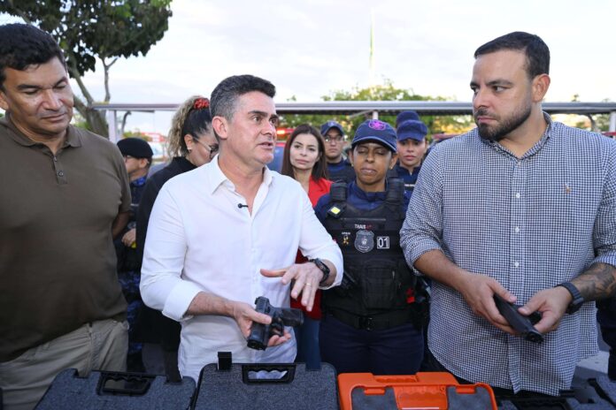 David Almeida entrega armamentos à Guarda Municipal de Manaus, anuncia 126 novos guardas e destaca pioneirismo com pistola.