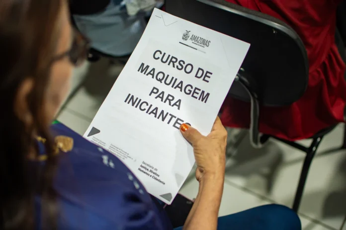 Sejusc oferece curso de maquiagem básica a adolescentes do CSIF em Manaus, promovendo autoestima, cuidado pessoal e novas oportunidades.