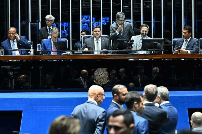 Senado aprova PL da Dosimetria, reduzindo penas de condenados por atos golpistas. Projeto beneficia Bolsonaro e segue para sanção de Lula