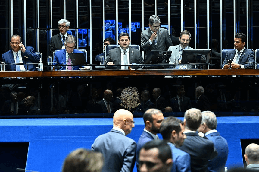 Senado aprova PL da Dosimetria, reduzindo penas de condenados por atos golpistas. Projeto beneficia Bolsonaro e segue para sanção de Lula